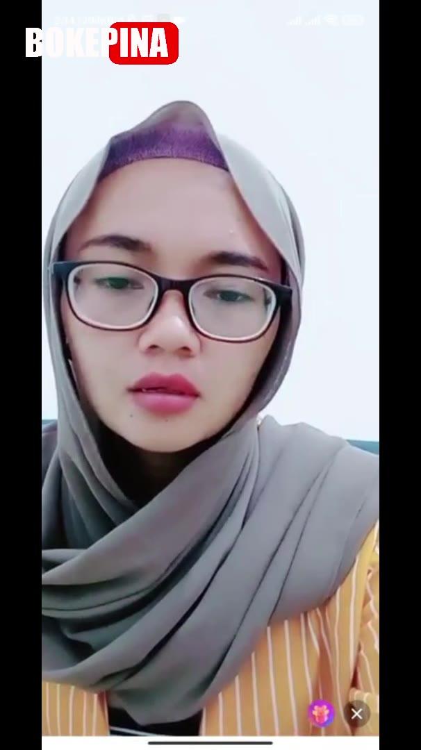 Bokep Hijab Yulia Ukhty Pamer Belahan Pascol Nakal